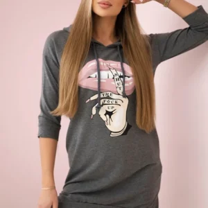 Suknelė su ilgesne nugara ir spalvingu grafitiniu raštu