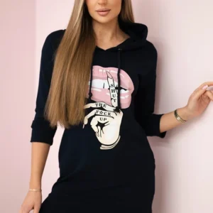 Suknelė su ilgesne nugara ir spalvingu margaspalviu raštu tamsiai