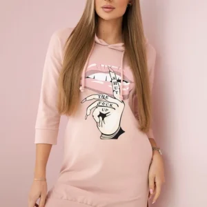 Suknelė su ilgesne nugara ir spalvingu tamsiai raštu