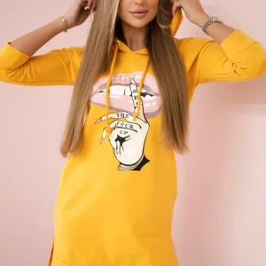 Suknelė su ilgesne nugara ir spalvingu raštu