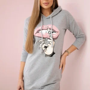 Suknelė su ilgesne nugara ir spalvingu raštu