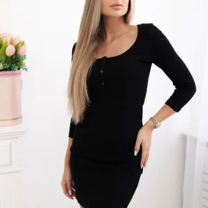 Suknelė su sagų iškirpte