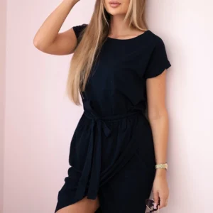 Tamsiai susiaučiama suknelė su aplanku apačioje