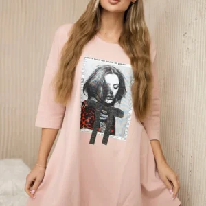 Suknelė su piešiniu ir platėjančia apačia tamsiai