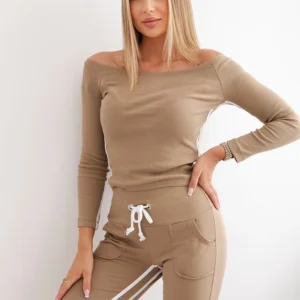 su dvigubomis juostelėmis kupranugaris