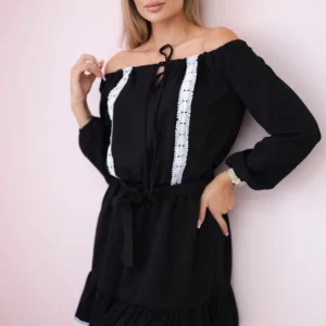 Suknelė su atvirais pečiais ir nėriniais