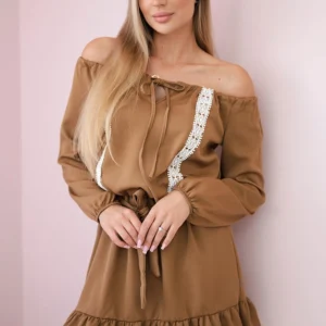 Suknelė su atvirais pečiais ir nėriniais kupranugariu