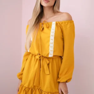 suknelė su atvirais pečiais ir nėriniais