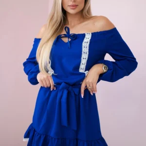 Atvirų pečių ir nėrinių rugiagėlių suknelė