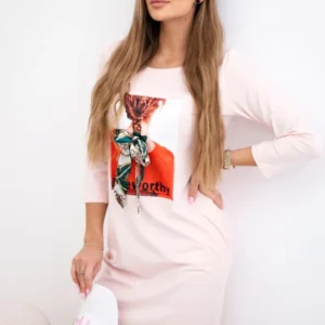 Verta dėmesio suknelė su 3D grafika