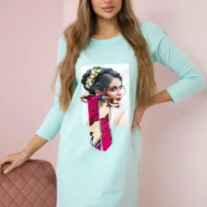 Suknelė su grafika ir spalvingu 3D lankeliu