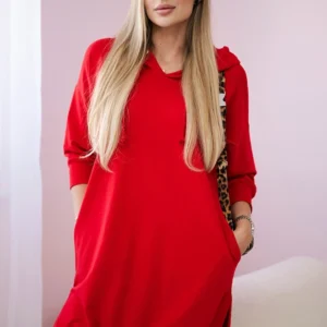 Suknelė su gobtuvu ir ilgesne nugara