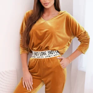 veliūrinis su gobtuvu