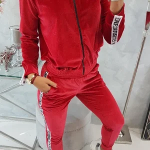 Velūro su dekoratyvinėmis juostelėmis