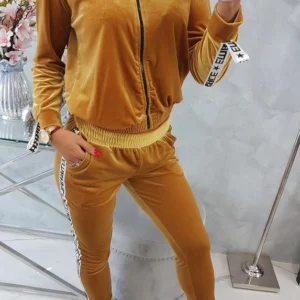 Velūro su dekoratyvinėmis juostelėmis