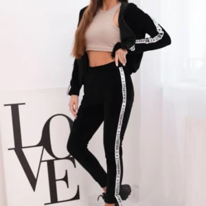 Velūro su dekoratyvinėmis juostelėmis