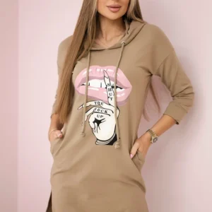 Suknelė su ilgesne nugara ir spalvingu kupranugario raštu