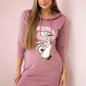 Suknelė su ilgesne nugara ir spalvingu tamsiai raštu