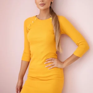 Suknelė su dekoratyvinėmis sagomis