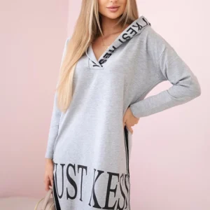 suknelė su gobtuvu ir spauda