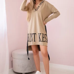 Suknelė su gobtuvu ir kapučino spauda