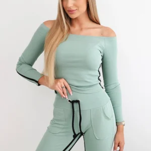 su dvigubomis juostelėmis tamsiai