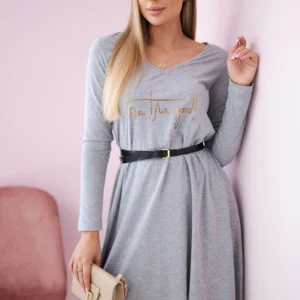 Suknelė su dekoratyviniu diržu ir užrašu