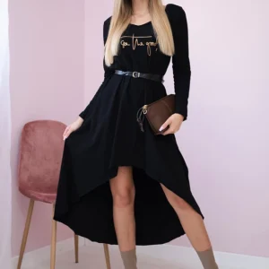 Suknelė su dekoratyviniu diržu ir užrašais