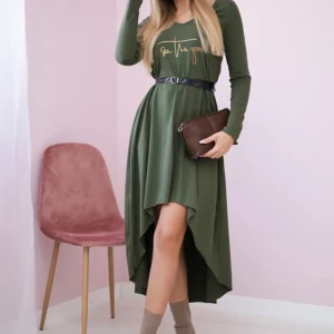 Suknelė su dekoratyviniu diržu ir užrašu