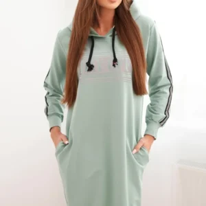 Suknelė su šviesą atspindinčiu atspaudu tamsiai