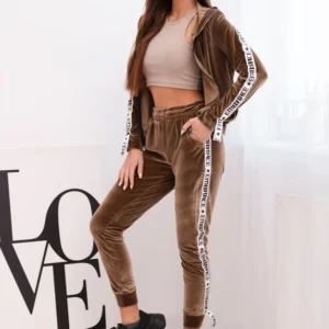 Velūro su dekoratyvinėmis juostelėmis