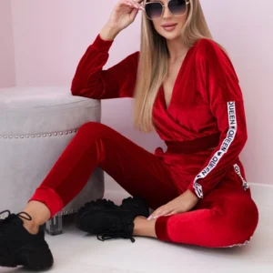 Velūro su užrašu "Queen red