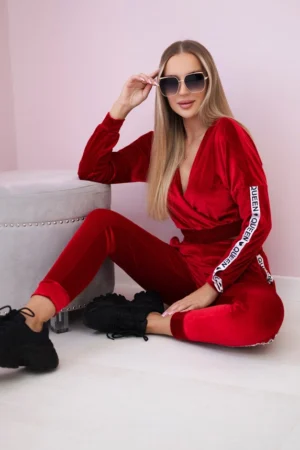 Velūro su užrašu "Queen red
