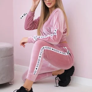 Velūro su užrašu "Queen" tamsiai