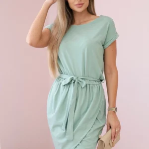 Vientisa suknelė su vokeliu apačioje tamsiai