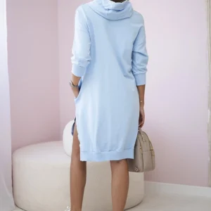 Suknelė su gobtuvu ir ilgesne nugara