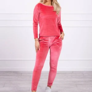 Velūro su raukšlele nugaroje aviečių