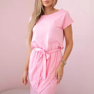 Šviesiai susegama suknelė su aplanku apačioje