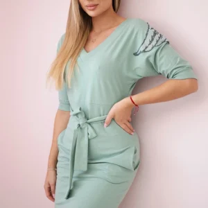 Suknelė su sparnais ant pečių tamsiai