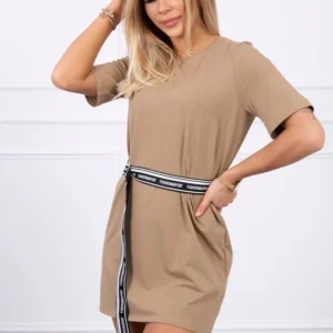 Suknelė su dekoratyviniu diržu kupranugaris