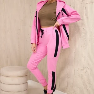 Sportinis su juostelėmis šviesiai