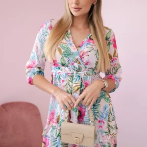 Gėlėta suknelė su kaklaraiščiu ties liemeniu