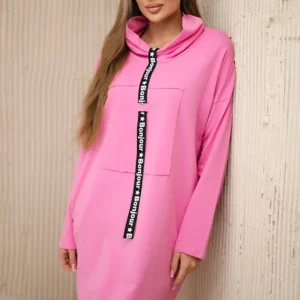 Šviesiai suknelė su kaklaraiščiu