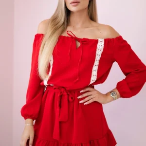 Suknelė su atvirais pečiais ir nėriniais