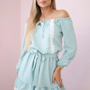 Suknelė su atvirais pečiais ir nėriniais tamsiai