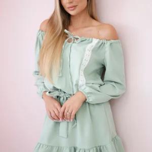 Suknelė su atvirais pečiais ir nėriniais šviesiai