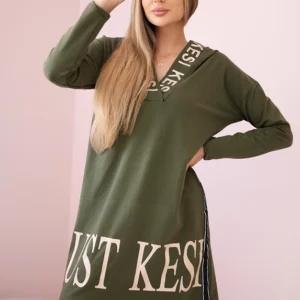 Suknelė su gobtuvu ir raštu