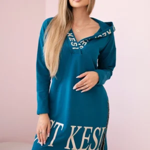 Suknelė su gobtuvu ir spauda