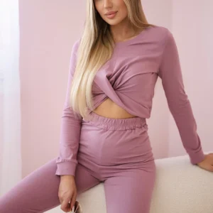 Nustatyti su raukšle ant palaidinės tamsiai