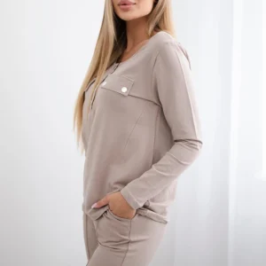 su sagų iškirpte tamsiai smėlio